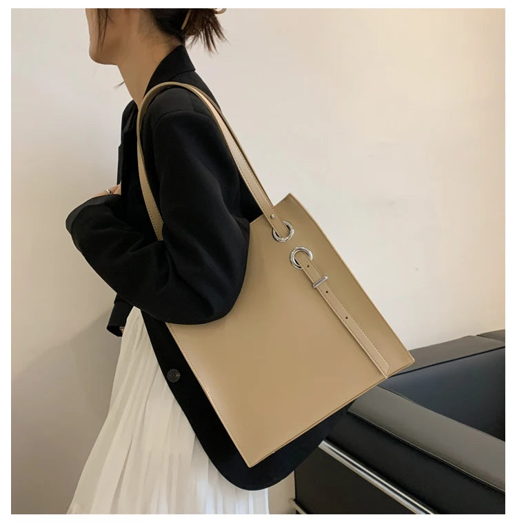 Large minimalistic tote Handbag