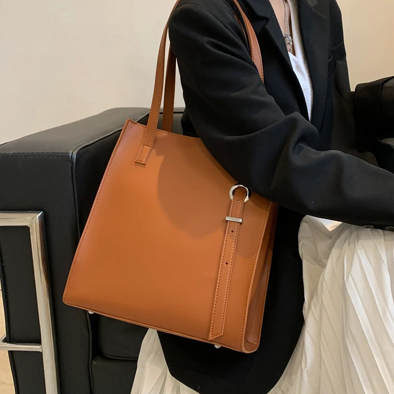 Large minimalistic tote Handbag